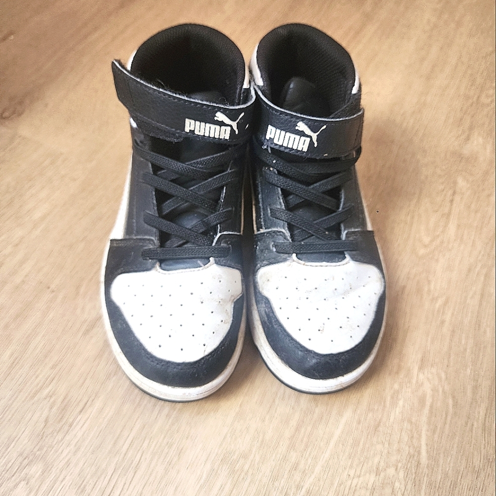 Children's puma tennis shoes size 1C